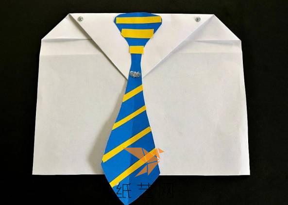 用黄色的纸张剪成条纹，粘在领带上面就更漂亮啦，然后可以用彩笔在上面再装饰下哟。