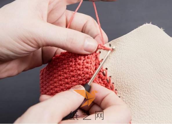 编织完成之后，将编织好的部分对折，用钩针将边上编织在一起，然后在盖子上面的几个孔上也编织好