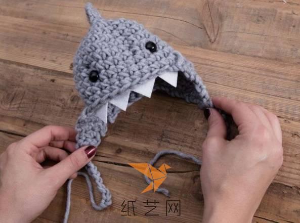 这样就是可爱的小鲨鱼钩针编织帽子啦