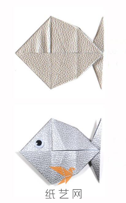 这样旋转之后，就出现折纸鱼的样子了，然后用胶水将假眼睛粘好，或是用水彩笔画上假眼睛就可以啦。