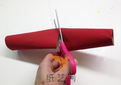 如果不是红色的纸筒，就可以提前涂成红色晾干，纸筒比较长的话，从中间剪开