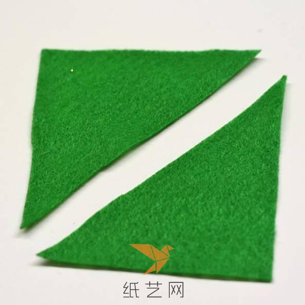 下面将绿色的不织布剪成正方形，然后将对角剪开成为三角形