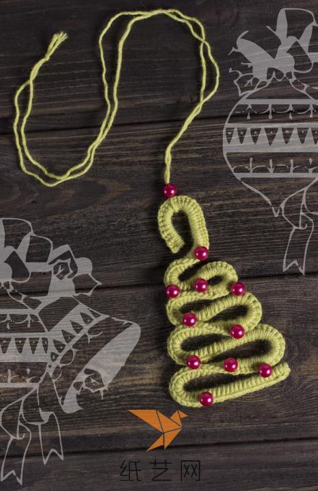 最后用珠子来装饰点缀一下就是漂亮的圣诞树装饰啦