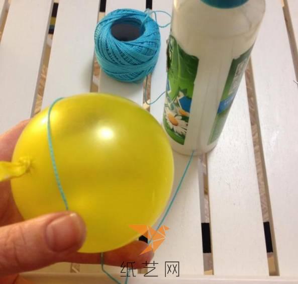 这样来缠在吹好的气球上面，这样线上就会有胶水了
