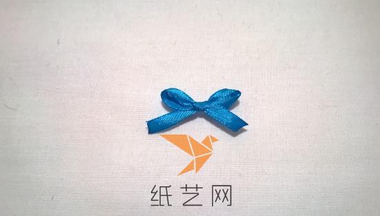 用细细的丝带做好一个蝴蝶结，制作蝴蝶结的教程纸艺网里面有很多哟