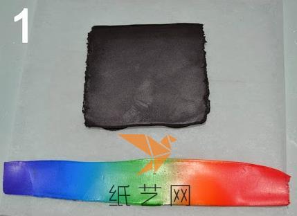 准备好一块大一点的黑色的粘土片，然后将彩色的粘土制作成这种彩虹色的样子，纸艺网里面就有很多制作这种彩虹色粘土的教程