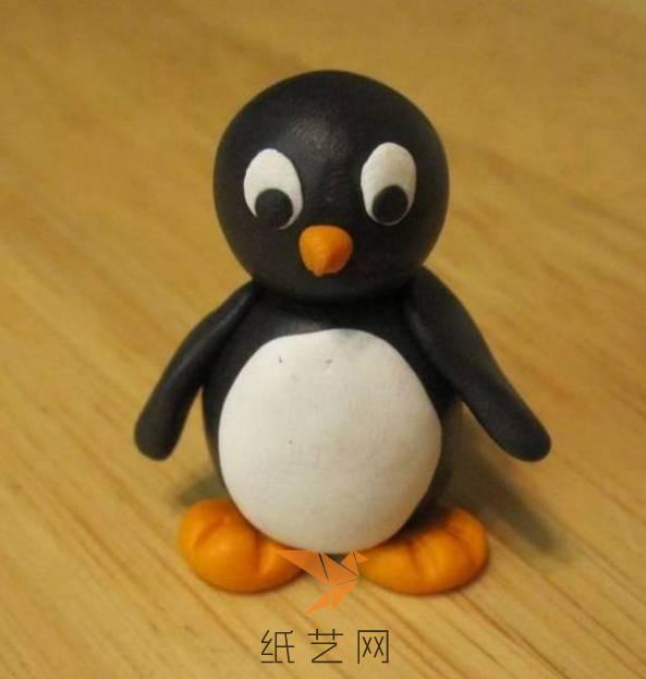 这样可爱的小企鹅粘土玩偶就做好啦，如果我们想要制作企鹅的一家，是不是就容易多了呢？