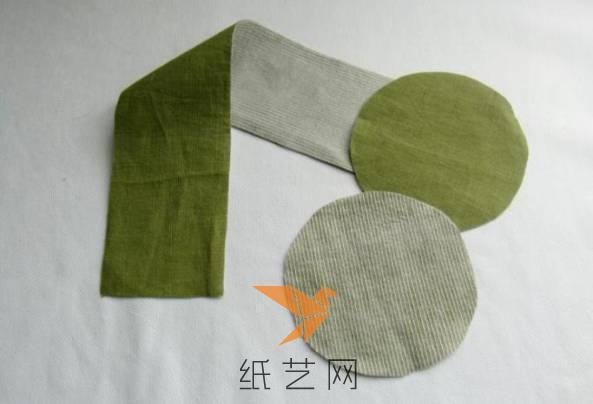 将绿色的布料剪成两片圆形和一片圆形周长长度的长方形，这里来制作的是针插中间的部分