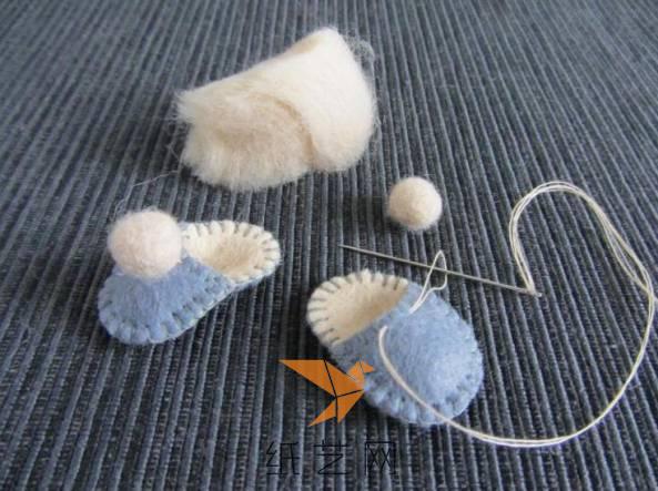 然后用羊毛毡来做成一个小球来装饰