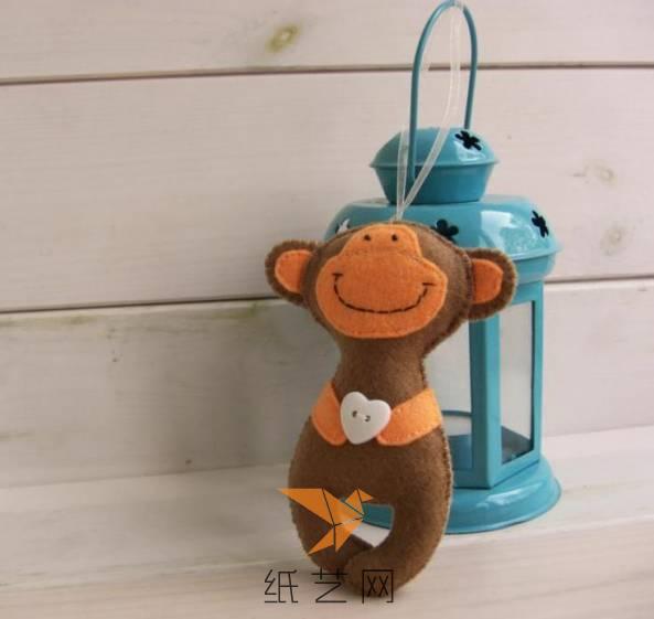 在上面缝好一个细丝带作为挂绳就是可爱的小猴子玩偶啦！