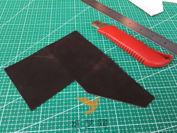 我做了一个纸板模板，把它放在皮革上，用针或锥子标记切割线，然后切出来。