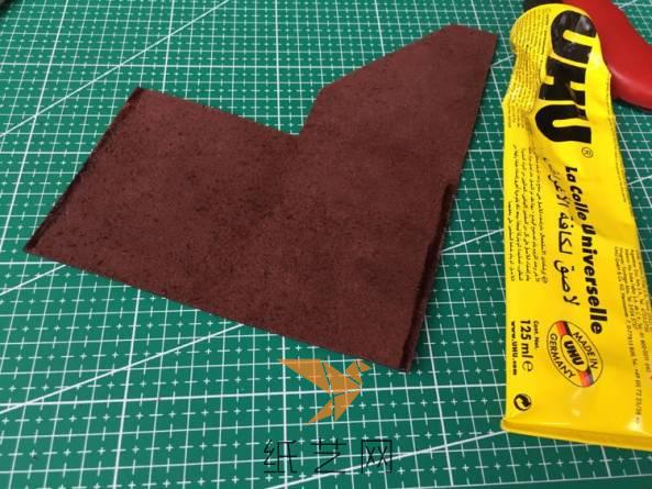 有三面需要用胶粘合：先用胶粘合钱包内袋部分，干燥后粘合其他部分，找一个锤子压着保持形状，并等待它干燥。