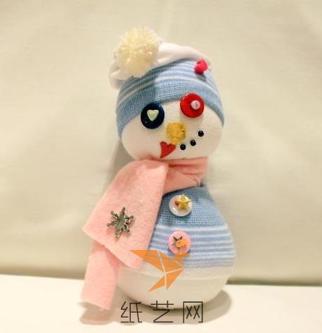 可以在围巾上面也装饰一下，这样这个袜子雪人玩偶就很漂亮啦！