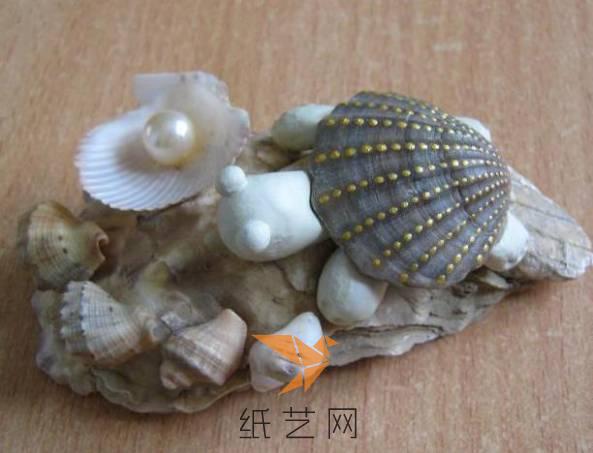 用小海螺和另外的小贝壳粘在上面，然后将珠子粘在贝壳里面