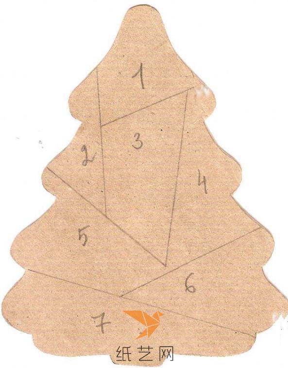先把纸张剪成圣诞树的样子，然后画成几个分割，标上数字