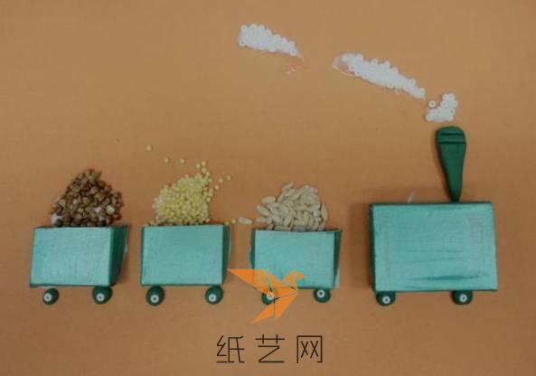 在每一个车厢上面都粘上不同的谷物粒，烟囱上面可以用大米或是白色的小珠子粘上作为烟