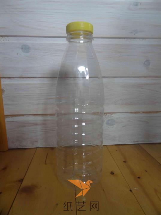 因为我们要制作小蜜蜂，所以最好是使用瓶盖是黄颜色的饮料瓶，如果没有的话，也可以自己涂成黄颜色