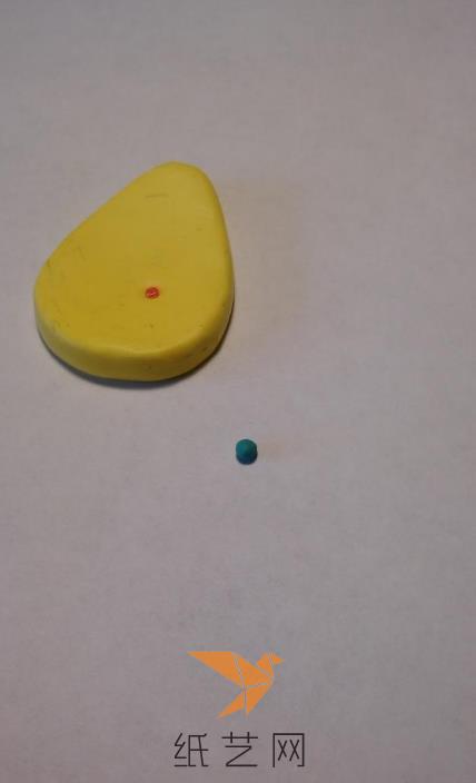 然后用一点蓝色的粘土搓成小球