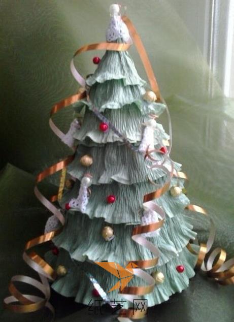 最后我们就可以用漂亮的彩色小球和丝带来装饰我们的圣诞树啦！
