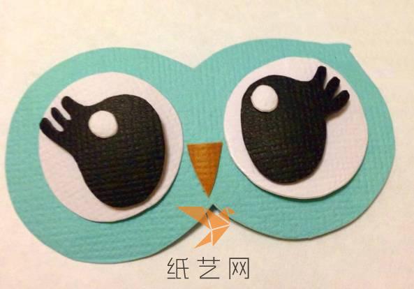 用彩纸来制作一对猫头鹰的眼睛