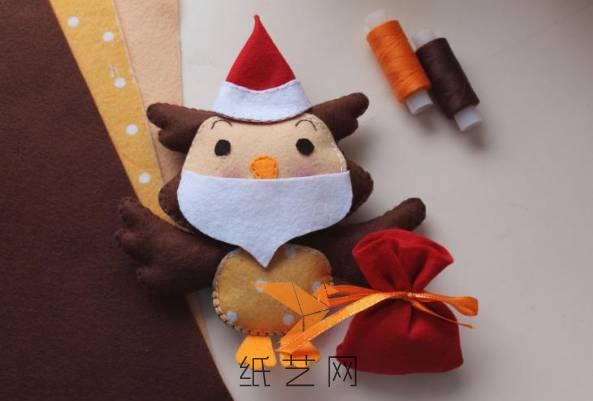 马上要到圣诞节了，我们继续用不织布来将这个猫头鹰玩偶做成圣诞老人的样子就很棒啦！