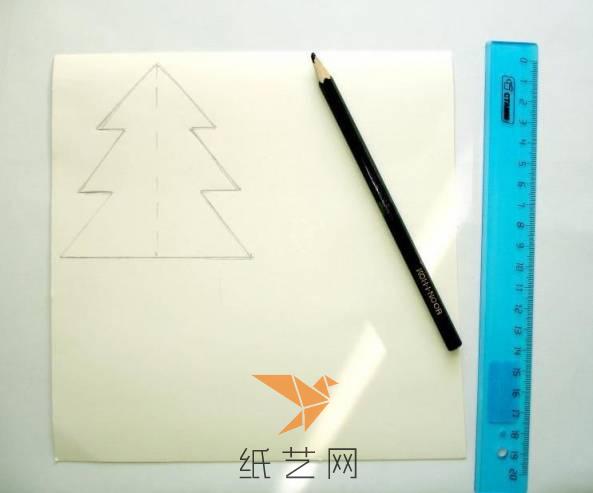 在白纸上面画出一个圣诞树来