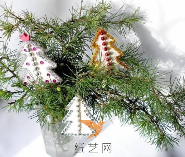 制作好的圣诞树就可以装饰到松树树枝上面了