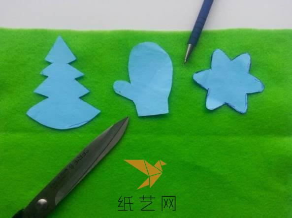 我们可以用纸张先剪裁出圣诞树、手套或是圣诞袜的样子，然后来进行不织布的剪裁
