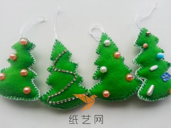 然后将两片不织布的边上缝起来，里面放好填充棉，就是漂亮的圣诞树装饰啦，注意不要忘记在顶上缝的时候缝上挂绳哟