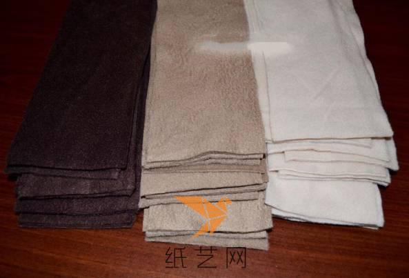 将三种颜色的不织布都剪裁成同样长度和宽度的布条