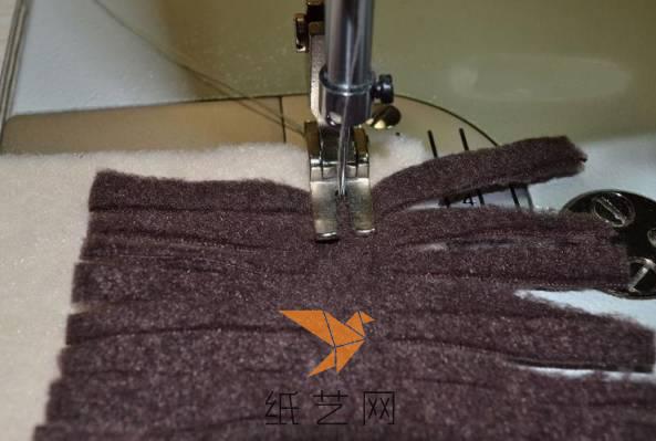 将布条的两端都剪成须须，然后从中间缝在制作抱枕套的布料上面