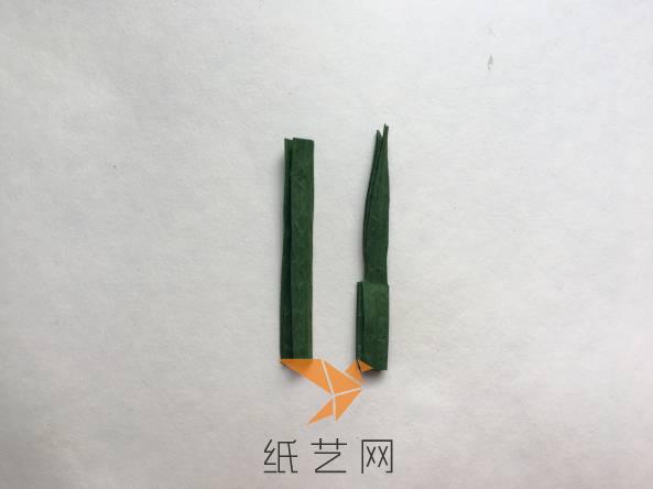 用绿色纸藤剪成5cm×6cm的长方形（应根据花朵大小做出调整）。
把剪好的长方形纸藤折成六等分，剪成如图所示形状，