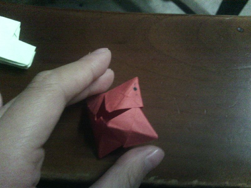 5.反过来，将四个三角形的中间对折。竖立