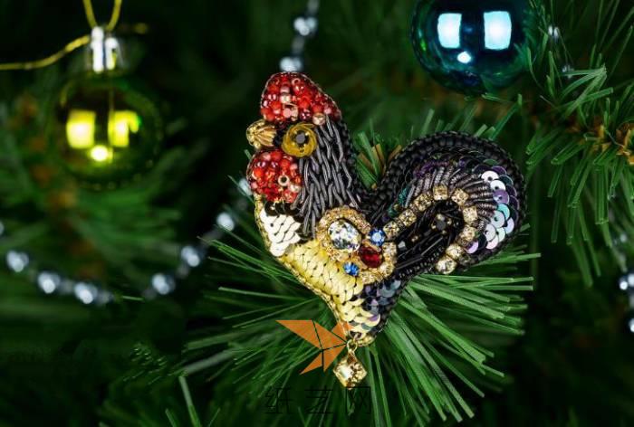 精致的串珠大公鸡圣诞树装饰制作教程