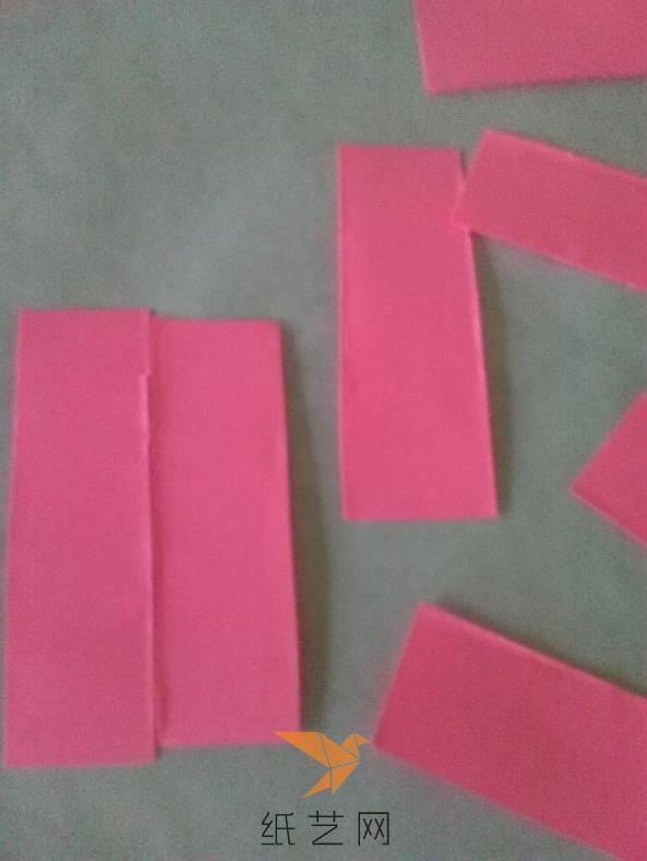 将粉色的纸张剪裁成为同样宽的纸条