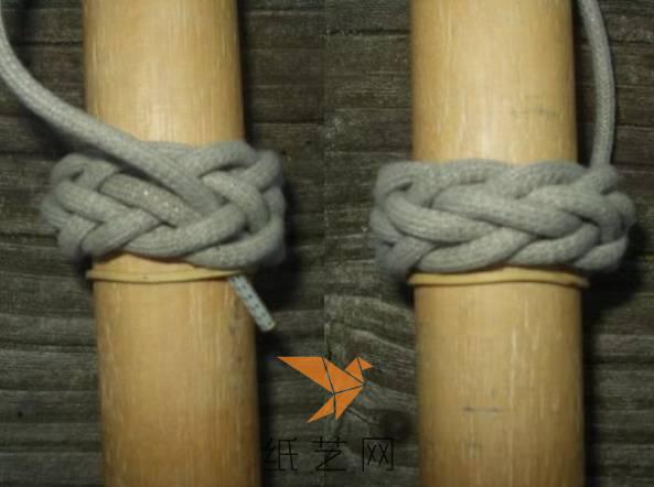 看一下编织的手链的正面和背面，将两端的绳子系起来就可以了