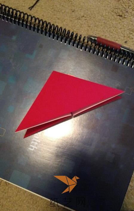 然后按照制作的折痕进行折叠成为一个三角形