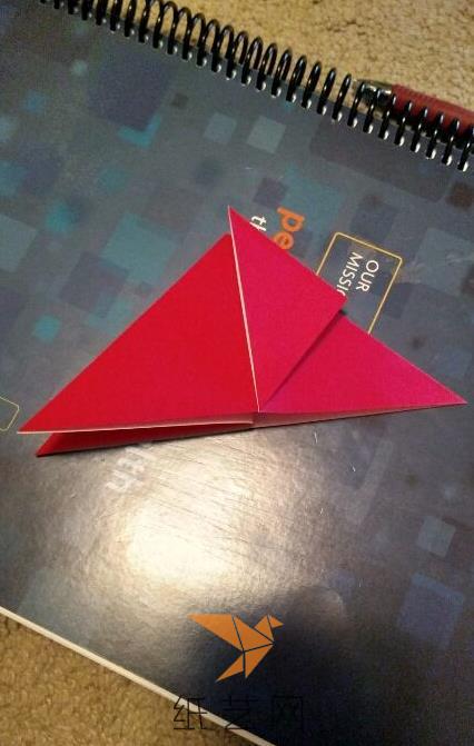将上层三角形的底角折叠到顶角的位置