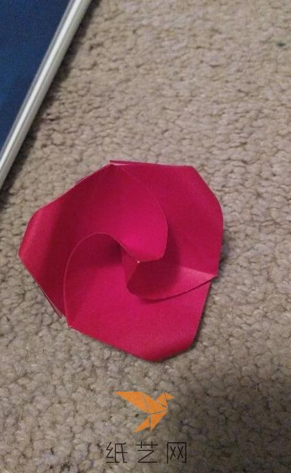然后将边上的角用笔来辅助制作成向后的弧度，就是一个漂亮的折纸玫瑰花了哟。