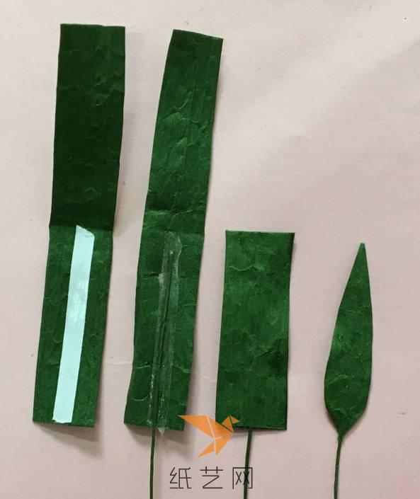 1．用绿色纸藤按叶子的两倍长度剪，对折后8等份，每一份的宽度约12mm
2．在二分之一处贴上宽为3mm的双面胶。
3．将细铁丝粘在双面胶上（铁丝距叶子顶端约5mm-10mm）。
4．用白乳胶将两层纸藤粘贴在一起。
5．将粘贴好的长方形纸张修剪成康乃馨叶子的形状。