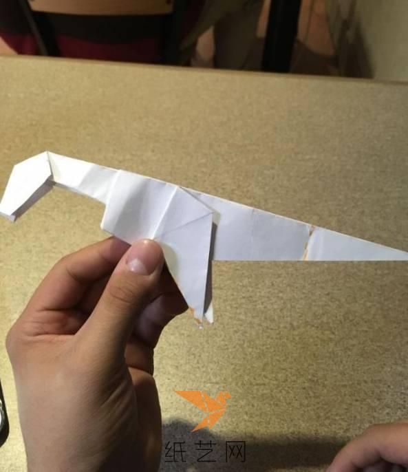 来纵览以下折纸恐龙，似乎有点过于简单了，下面我们来继续制作折纸恐龙身体的部分