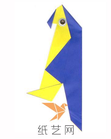 下面我们要在折纸鹦鹉上面粘上假眼睛，也可以用水彩笔画上眼睛