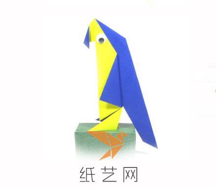 这样制作的折纸鹦鹉还可以将两条腿分开，这样就可以立住了哟