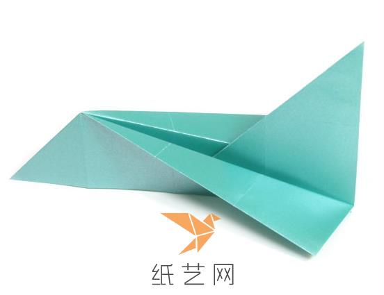 现在我们就做好这个造型酷酷的折纸飞机啦！