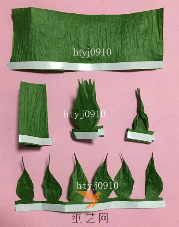 将绿色纸藤剪成4cm×10.5cm的长方形6张，每一张较长的一侧贴上0.5cm的双面胶，将每张纸藤六等份后剪成如图所示的花托形状，将花托拧在一起打皱后再展开。