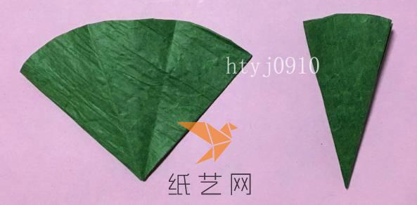 剪一张10.5cm×10.5cm的正方形绿色纸藤，修剪成直径为10.5cm圆形，对折两次后再三等分。