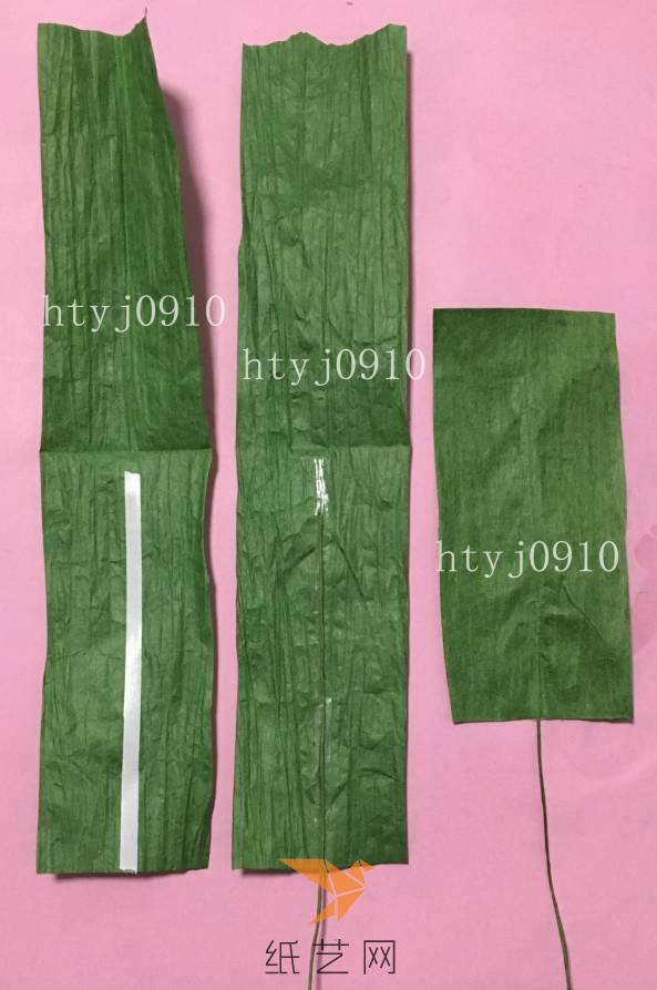 绿色纸藤剪成3.5cm×9cm的长方形（双层），中间贴双面胶，粘好铁丝，用白乳胶将两层贴在一起。
