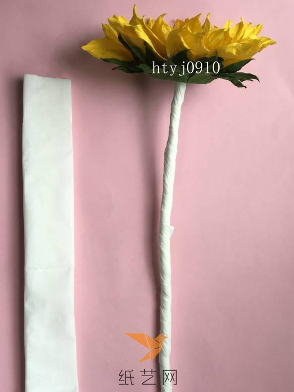 取所需花杆长度的粗铁丝一根，将做好的花朵固定在花杆的一端。卷纸折成约3.5cm宽的长条，将折好的长条卷纸裹紧在花杆上。