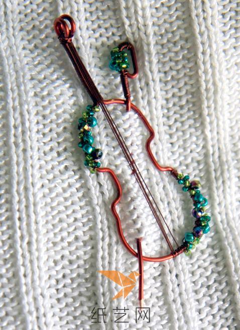 春节礼物小清新的手工DIY编织小提琴胸针教程