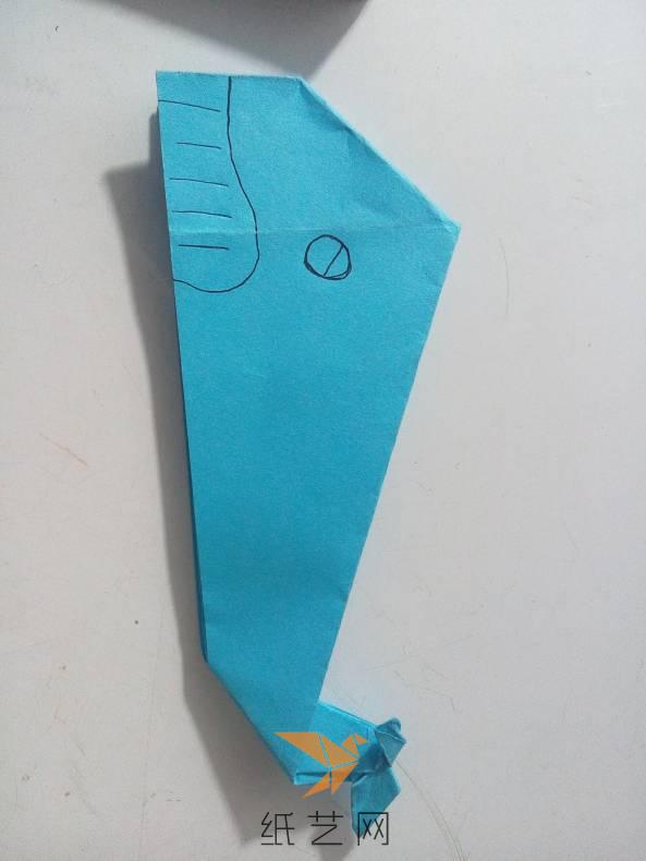 第十步：画上鲸鱼的嘴巴和眼睛，可爱的鲸鱼就做成啦！简单吧？